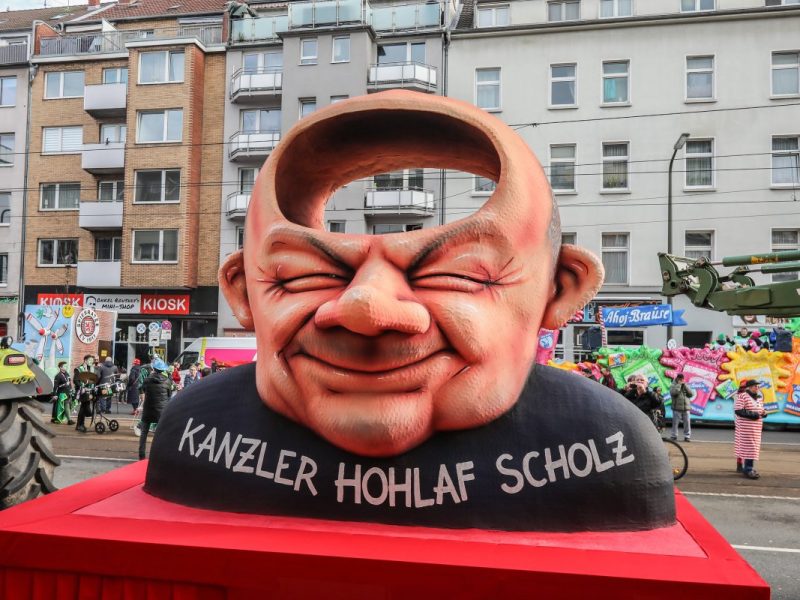 Rosenmontagszug in Düsseldorf: Scholz kriegt sein Fett weg.