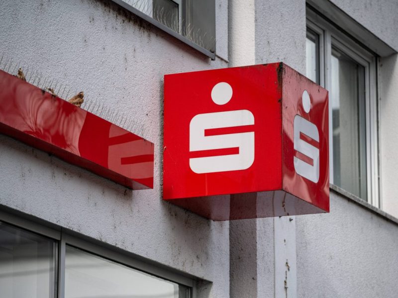 Sparkasse schickt Brief an Kunden, nach dem dieser Geld an die AFD überweisen wollte.