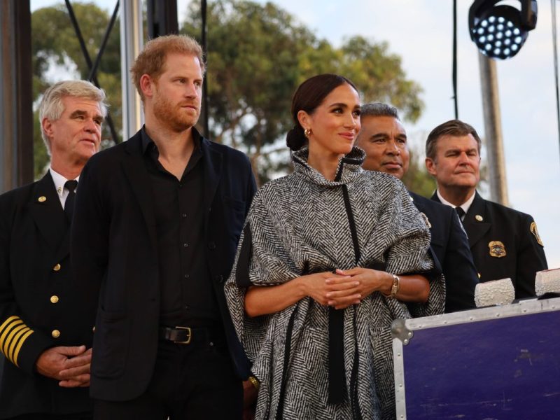 Prinz Harry und Meghan Markle sind einigen ein Dorn im Auge. Jetzt verlangen Ihre Kritiker sogar, dass sie ihre Adelstitel abgeben sollten.