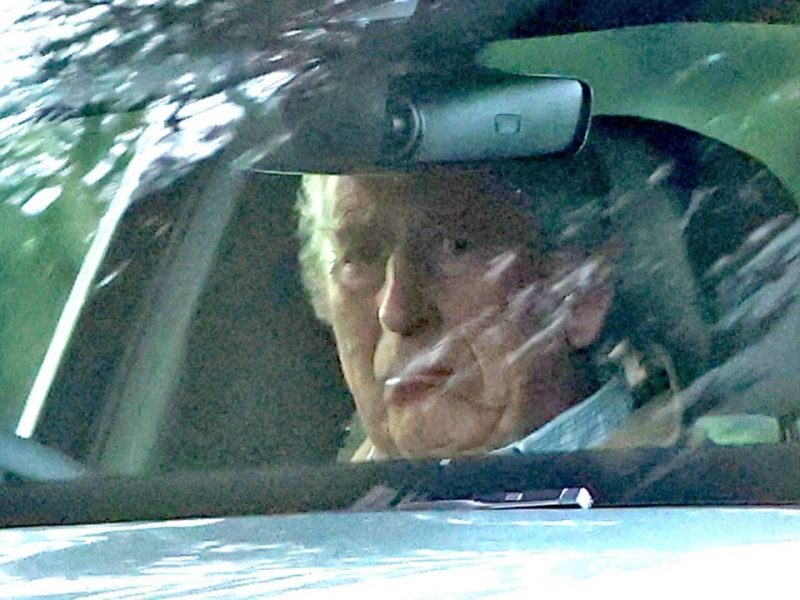 Nachdem er sich einer weiteren Krebsbehandlung in London unterzogen hat, kehrt König Charles nun zu seinem Landsitz zurück...