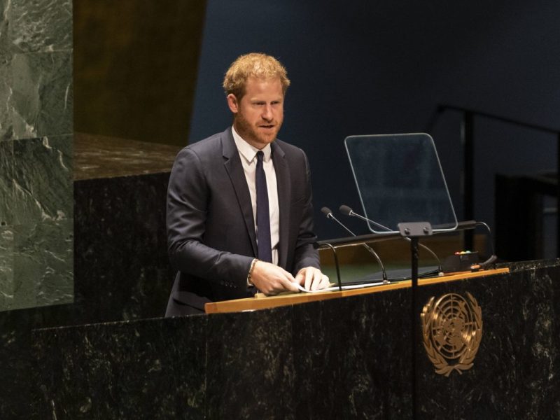 Prinz Harry sieht sich mit ernsten Vorwürfen konfrontiert: Könnten harte Konsequenzen aufgrund seines Buches bevorstehen?