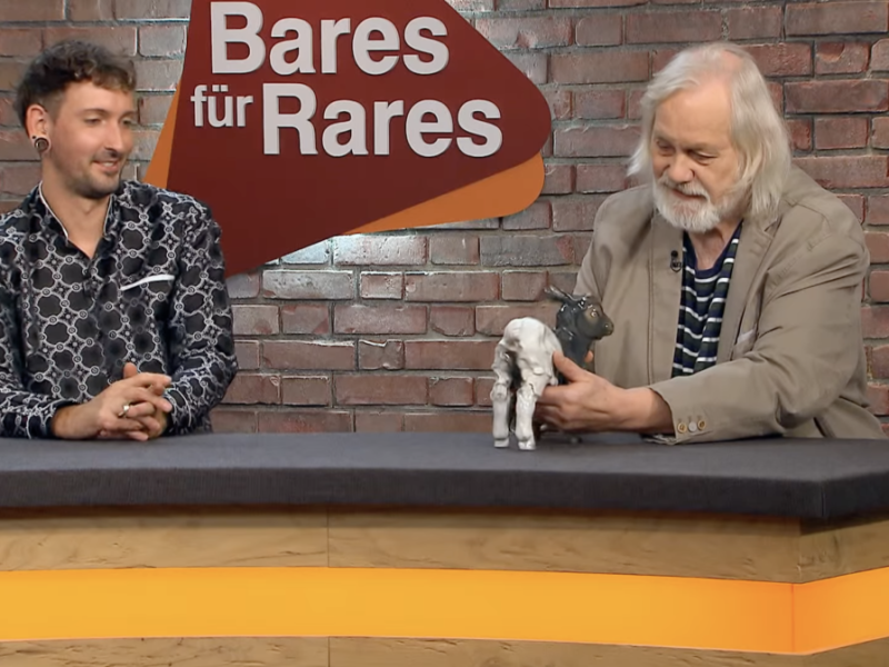 Die „Bares für Rares“-Händler staunten nicht schlecht, als die Teilnehmerinnen mit ihrem „Zicklein“ ins ZDF-Studio kamen...