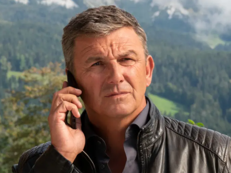 „Der Bergdoktor“ ist aus der deutschen TV-Landschaft nicht mehr wegzudenken – und die Stars der Serie erleben so manche skurrile Geschichte.