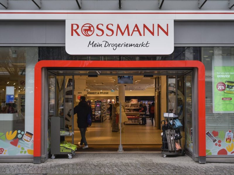 Als ein Kunde bei Rossmann im Ruhrgebiet dieses Produkt entdeckt, ist er fassungslos.