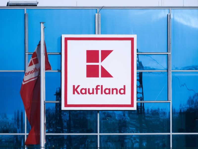 Ein Kunde von Kaufland kann nicht fassen, was er da im Regal sieht.