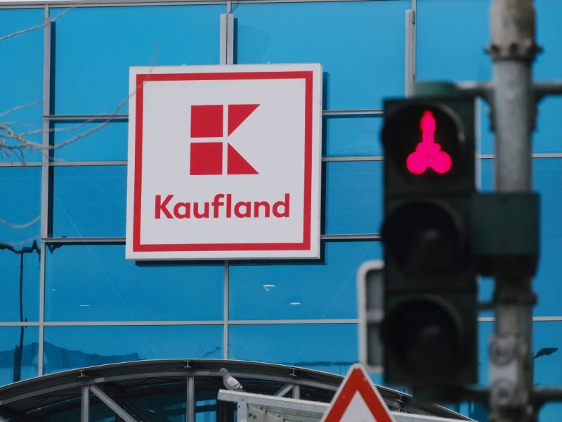 Das Logo von Kaufland an der Außenfassade einer Filiale.