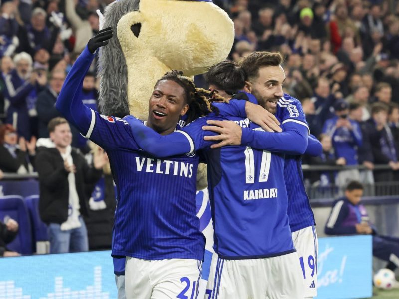 Der FC Schalke 04 jubelt gegen St. Pauli.