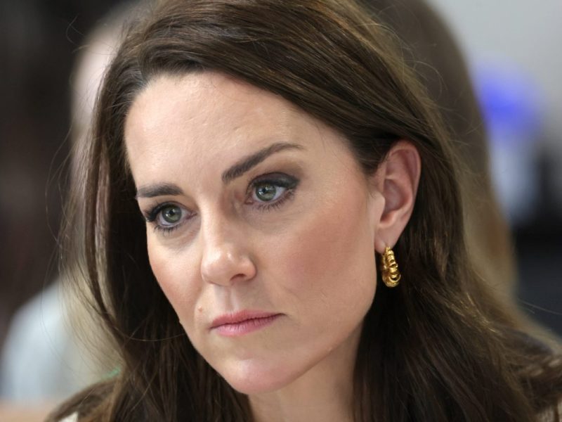 Kate Middleton befindet sich weiterhin in der Erholungsphase. Nun scheint jedoch ihr Onkel für zusätzlichen Ärger zu sorgen...