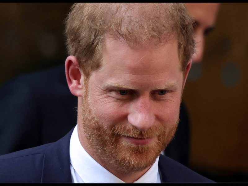 Prinz Harry sorgte mit seinen Beileidsbekundungen aus der Ferne bei einigen für Aufsehen. Was ein Royal-Experte nun vermutet...