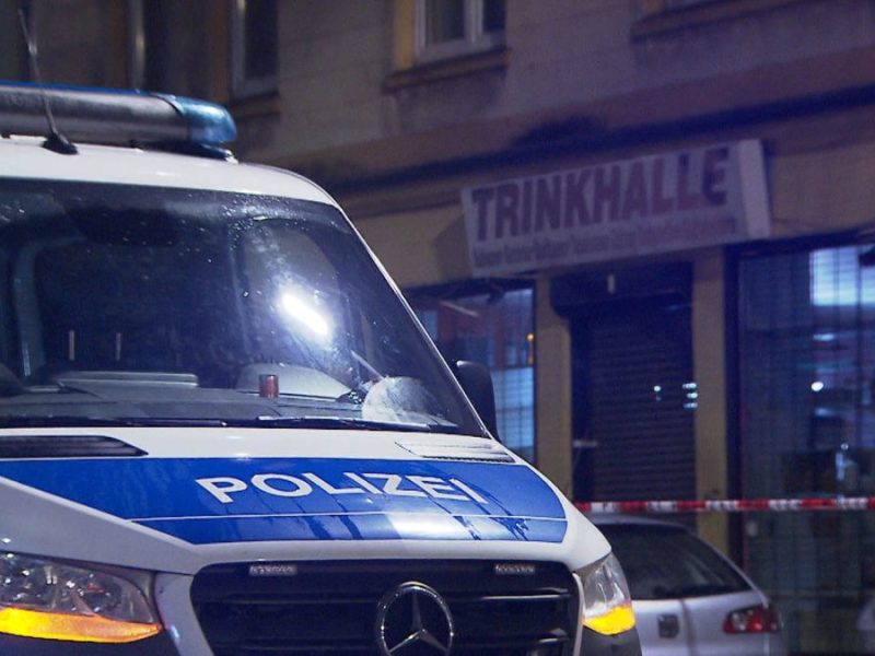 In Dortmund ist ein Streit eskaliert. Nun schwebt eine Person in Lebensgefahr.
