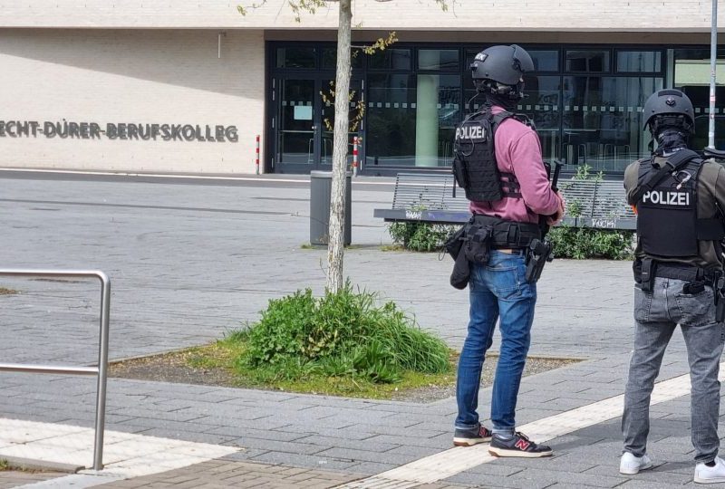 Großer Polizeieinsatz am Albrecht-Dürer-Kolleg in Düsseldorf