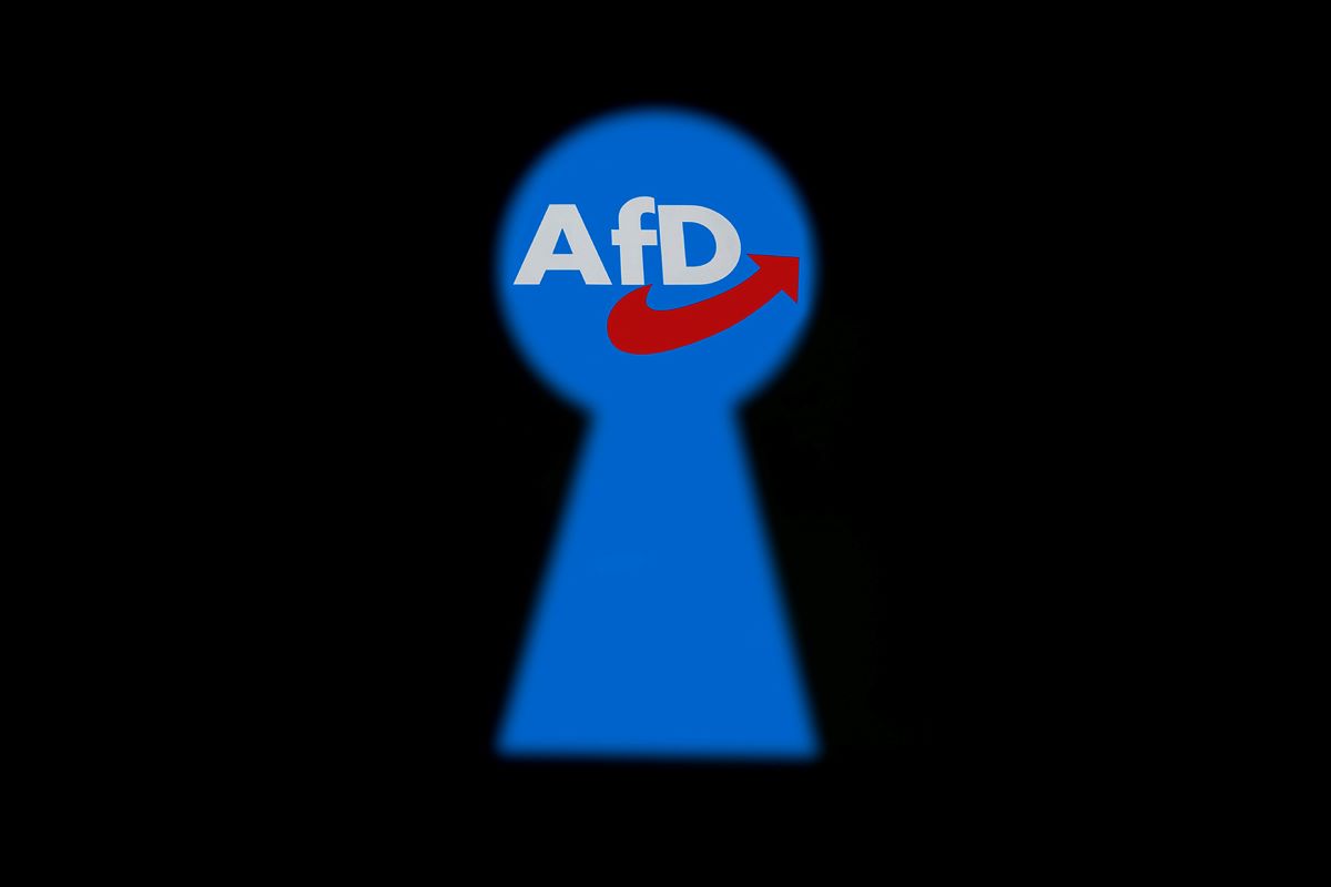 Ein Schlüsselloch mit AfD-Logo.