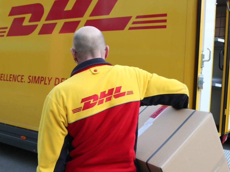 Was hat es eigentlich mit diesem Symbol auf DHL-Paketen auf sich?