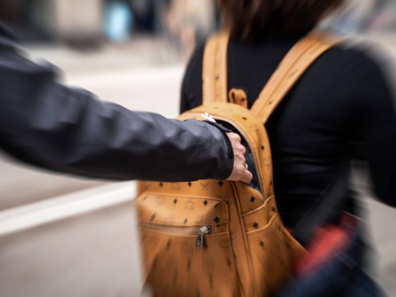 NRW: Frau wird in Aldi-Filiale dreist bestohlen.