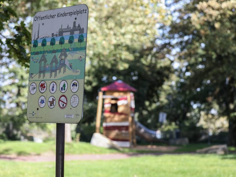Ein Spielplatz in Duisburg beschäftigt die Anwohner. (Symbolfoto)