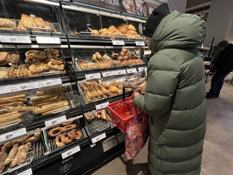 Als eine Amerikanerin bei Rewe Brot kaufen wollte, rasteten die deutschen Kunden aus.