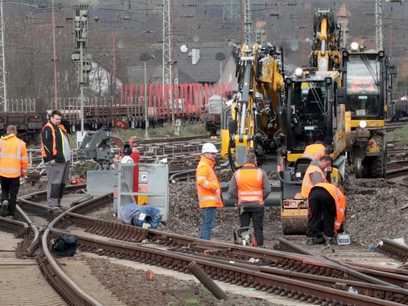 Die Deutsche Bahn hat nach Bauarbeiten an einer NRW-Strecke einen bitteren Fund gemacht. (Archivfoto)