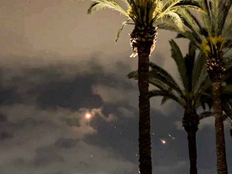 Der Iran befeuert Israel in der Nacht zum Sonntag. Israelis geraten in Angst und fliehen in ihre Häuser. So gehen die Zivilisten mit dem Angriff um.