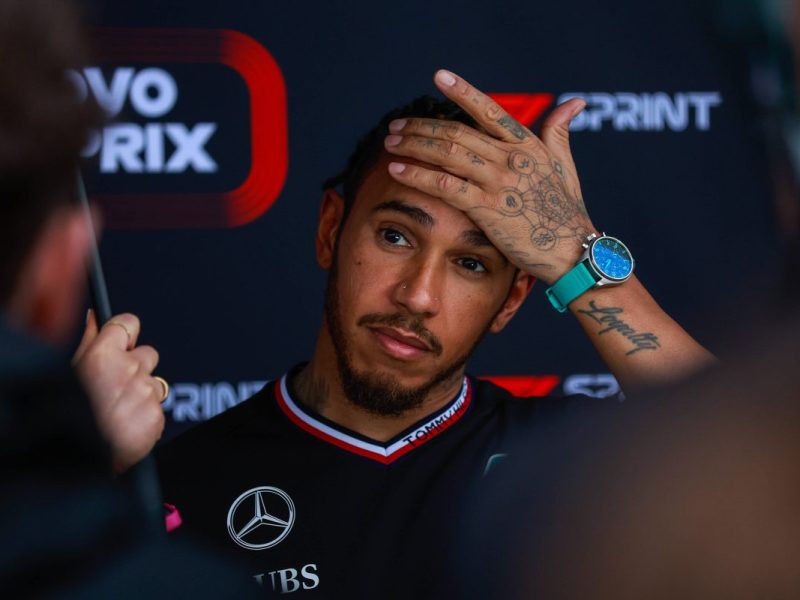 Formel 1: Lewis Hamilton schlägt sich die Hand vor den Kopf.