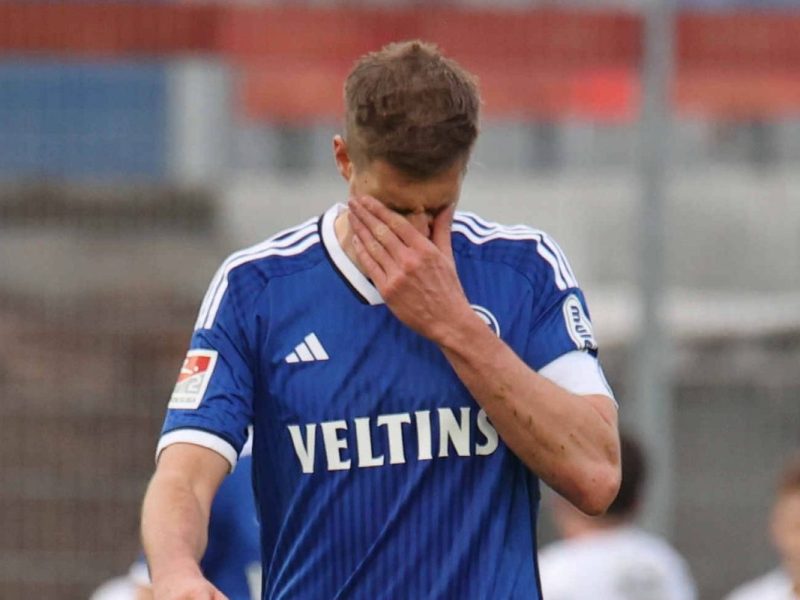 Simon Terodde, Kapitän des FC Schalke 04. schaut enttäuscht.