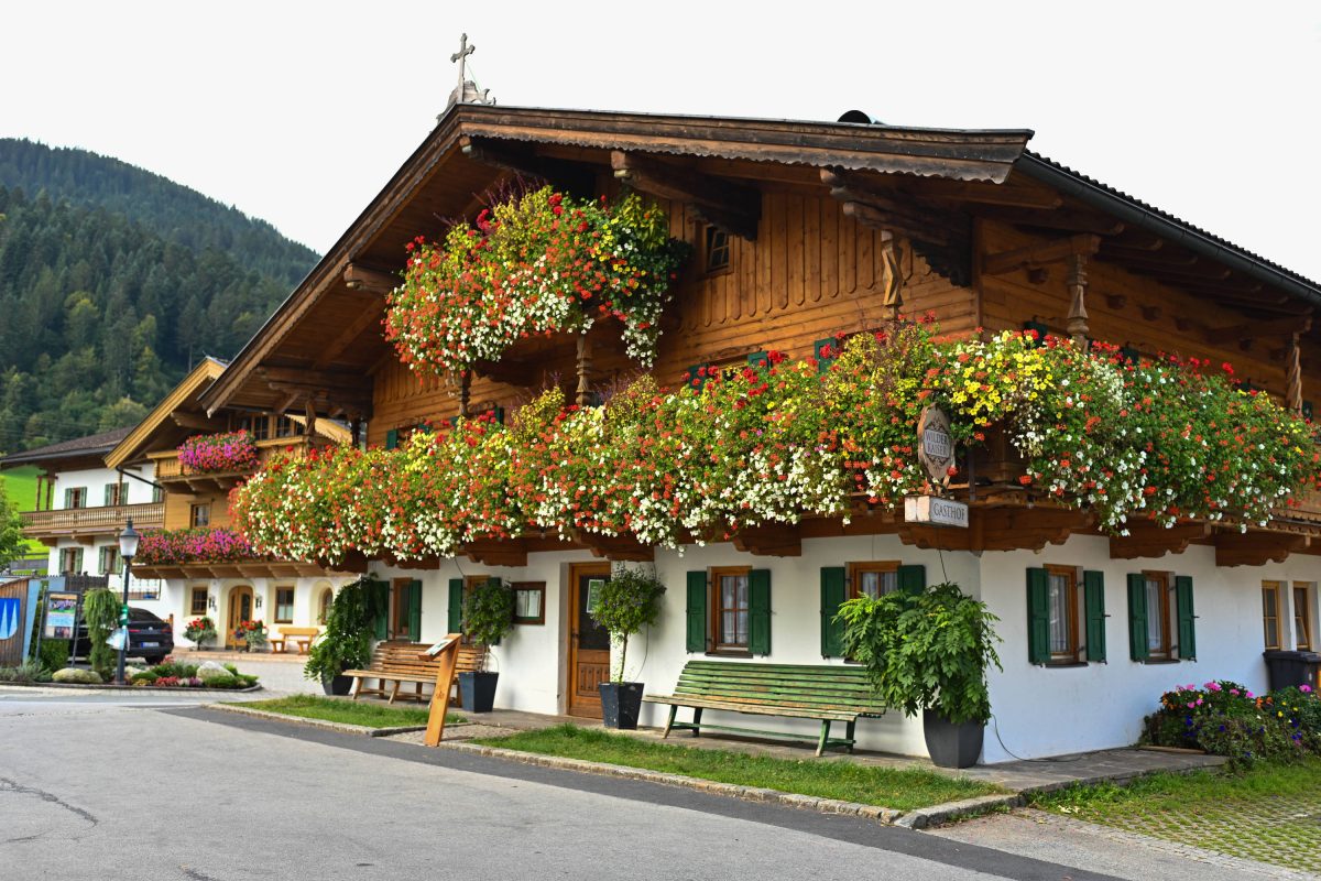 Drama in Tirol: Am Dienstagmittag (30. April) stürzte ein Maibaum auf das Gasthaus des 