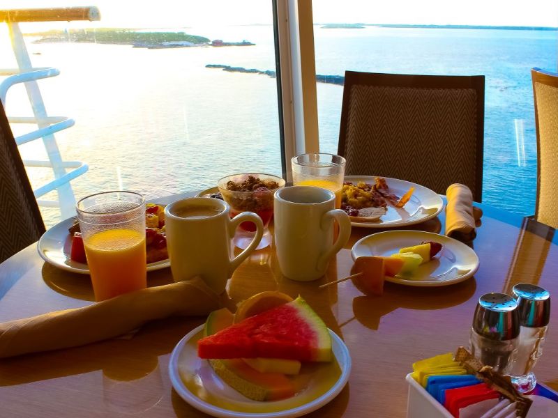 Ein Frühstück auf einer Kreuzfahrt.