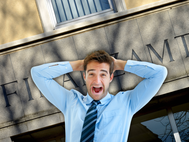 Ein Mann steht frustriert vor einem Finanzamt.