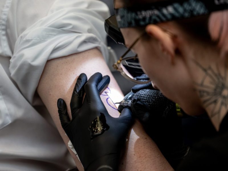 Zahlreiche Abgeordnete lassen sich im Bundestag ein Tattoo stechen.