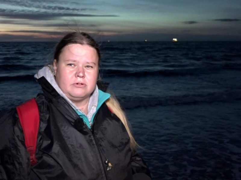 Bürgergeld-Empfängerin geht für mehr Euros im Monat auf Bernstein-Schatzsuche und erhofft sich ein lukratives Nebengeschäft...