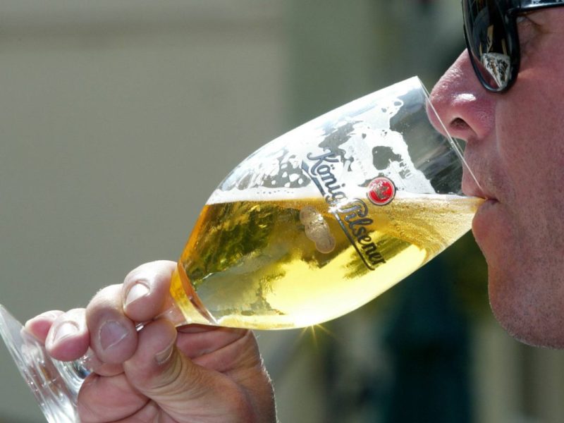 Duisburg: Noch können die Stammgäste ein Köpi im Biergarten genießen.