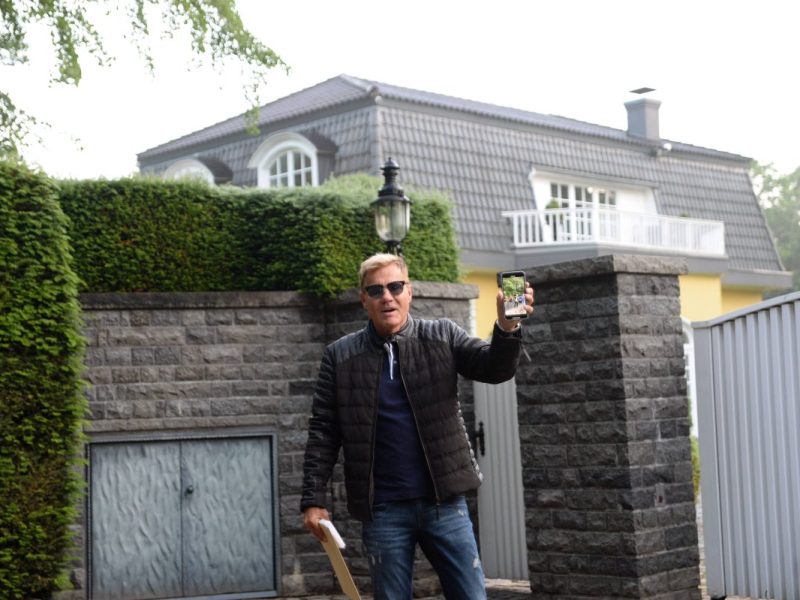 Dieter Bohlen erhält plötzlich eine riesige Lieferung in seine Luxus-Villa.