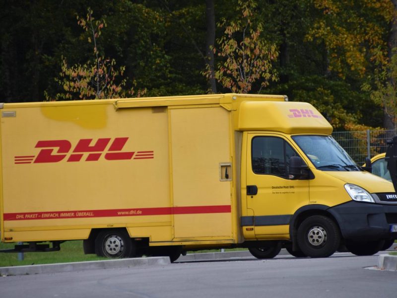 DHL: Frau bekommt Angst, weil Bote ihr immer wieder Nachrichten schickt.