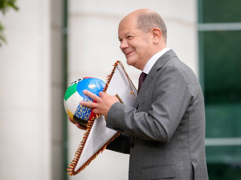 Noch als Finanzminister versprach Olaf Scholz der UEFA Steuerschenkungen. Die Wagenknecht-Partei geht deswegen an die Decke.