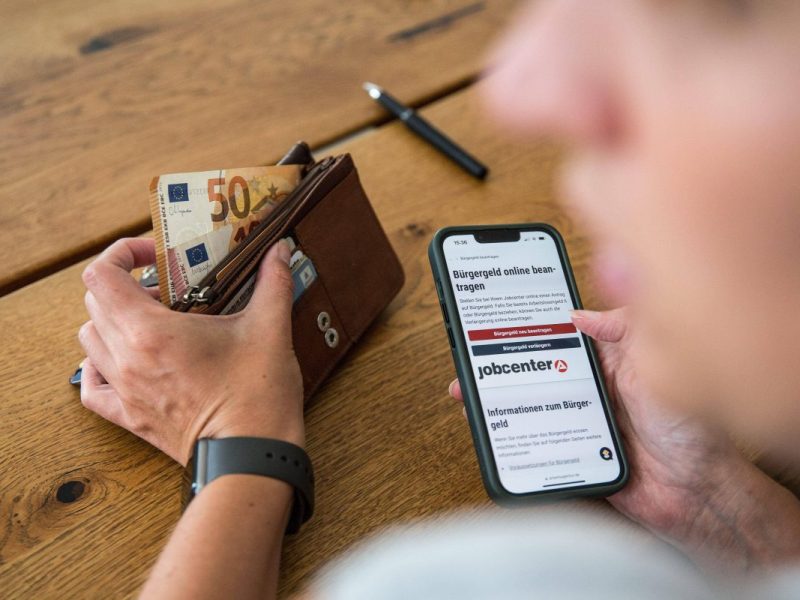 Bürgergeld-Empfänger müssen über 22.000 Euro an das Jobcenter zahlen. Der Grund überrascht.