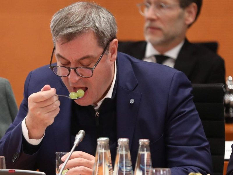 Söder isst gerne. Merz muss zuschauen.