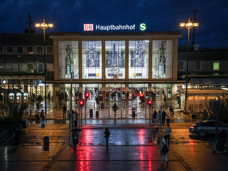 Dortmund: Ärger am Hauptbahnhof wegen riesigem Hakenkreuz-Plakat.