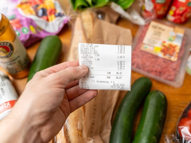 Inflation bei Edeka, Aldi, Lidl und Rewe: Kunde macht den Preisvergleich.