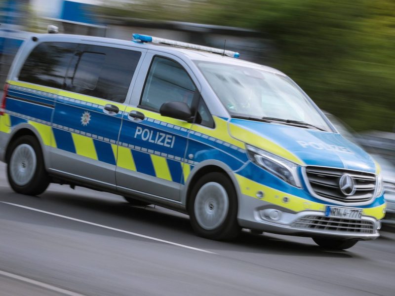 NRW: Mutmaßlich sticht ein 20-Jähriger auf einen 48-Jährigen ein wegen einer Spielekonsole.