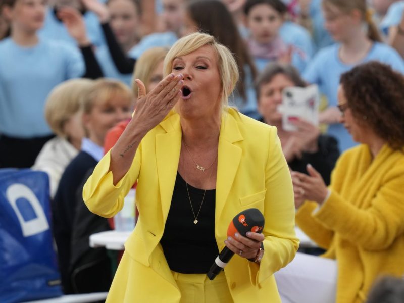 Andrea Kiewel passiert ein kleiner Patzer mitten in der 