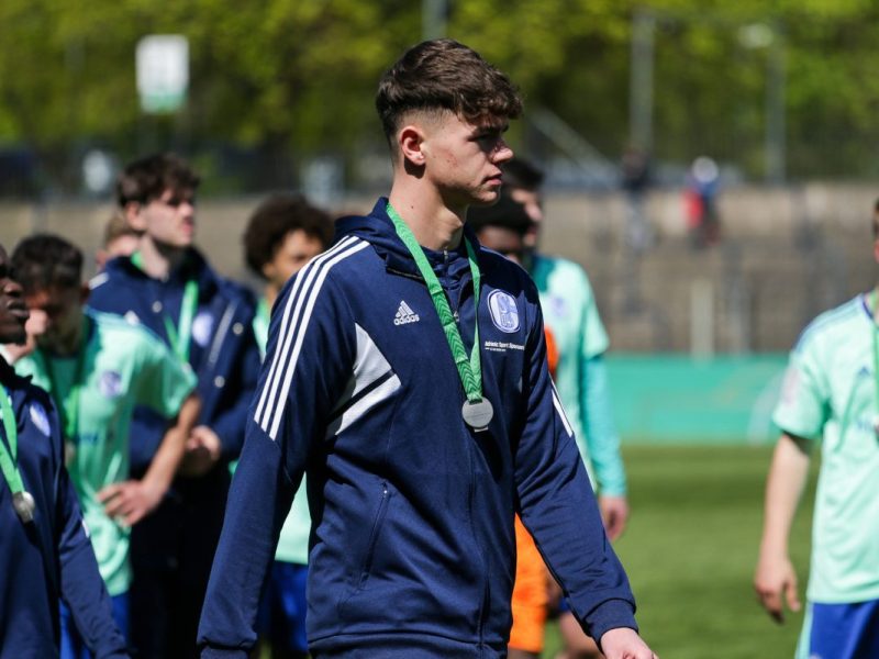 Beim FC Schalke 04 bahnt sich ein bitterer Abgang an. Marius Müller wird wohl gehen. Das könnte für ein S04-Juwel die große Chance sein.