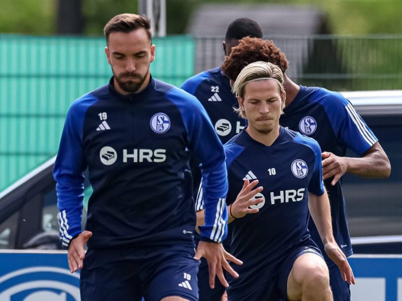 Lino Tempelmann, hier im Training mit Kenan Karaman, muss den FC Schalke 04 wohl verlassen.