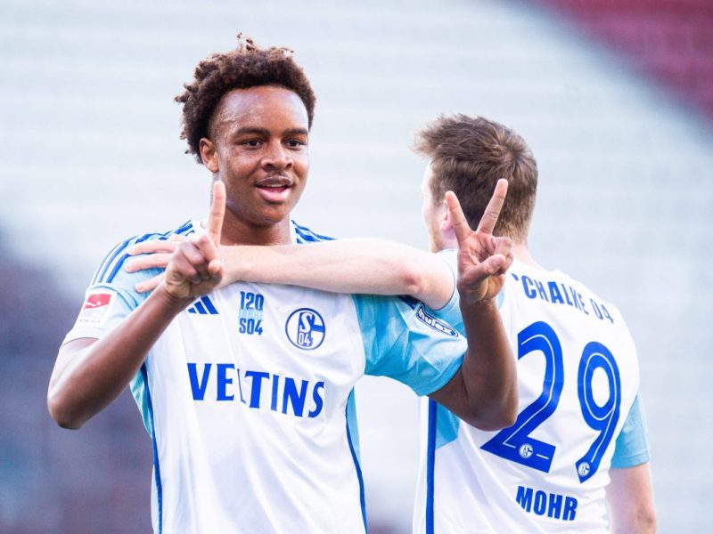 Die Gerüchte um Assan Ouedraogo vom FC Schalke 04 sind zuletzt immer heißer geworden. Nun spricht Sportdirektor Marc Wilmots über das Juwel.