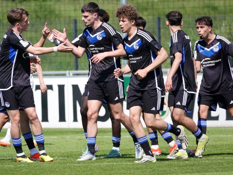Die Nachwuchskicker des FC Schalke 04 konnten einen eindrucksvollen Sieg feiern. Die Elgert-Elf steht nun kurz vor einem großen Erfolg.