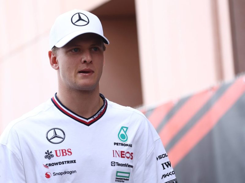 Ein Formel-1-Comeback von Mick Schumacher wird heißer. Ein Teamchef äußert sich zu dem deutschen Rennfahrer und verrät pikante Details.