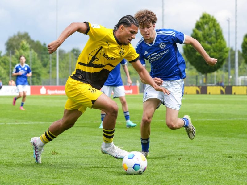 Der Nachwuchs des FC Schalke 04 jubelt im Derby.