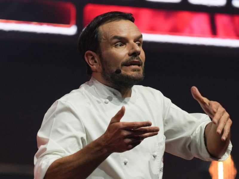 Steffen Henssler ist neben seinen Kochkünsten auch für seine lockeren Sprüche bekannt. Doch ging er nun DAMIT zu weit?