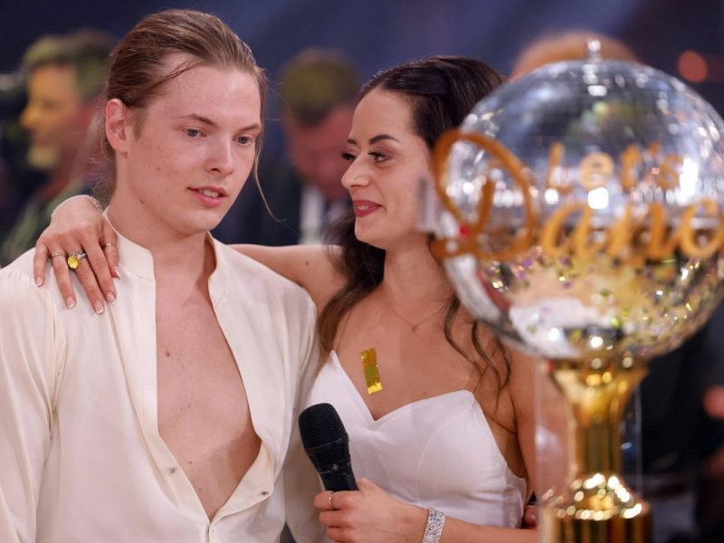 Dieser Moment bedeutet ihm die Welt: Nach seinem Sieg bei „Let’s dance“ erhält Gabriel Kelly ein besonderes Geschenk...