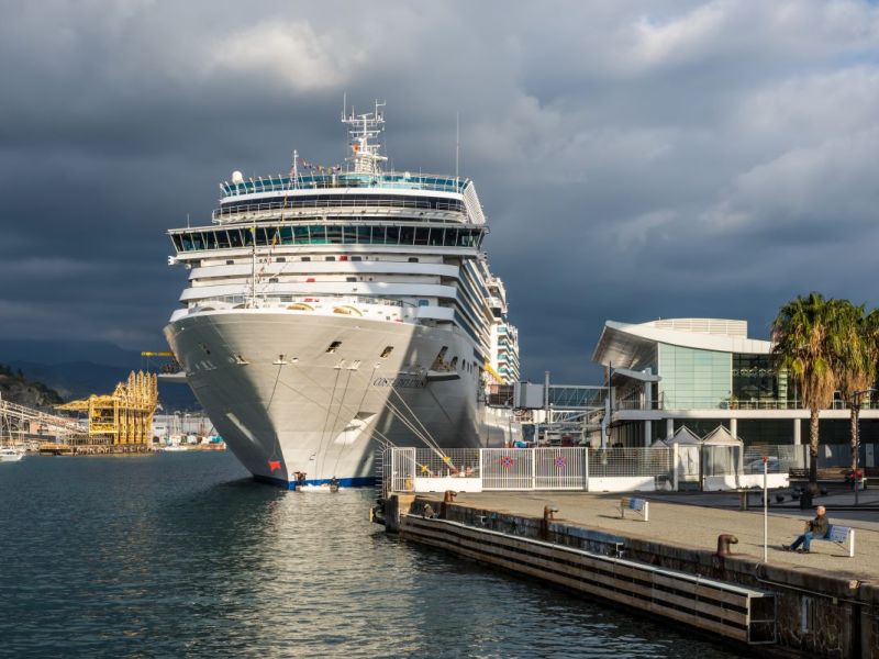 Bei einer Kreuzfahrt musste ein Hubschrauber ein Crew-Mitglied ins Krankenhaus bringen. (Symbolbild)