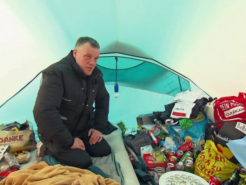 Die RTL2-Doku „Armes Deutschland“ begleitet den Alltag verzweifelter Bürgergeld-Empfänger. Dabei muss Willi trotz Job auf der Straße leben...