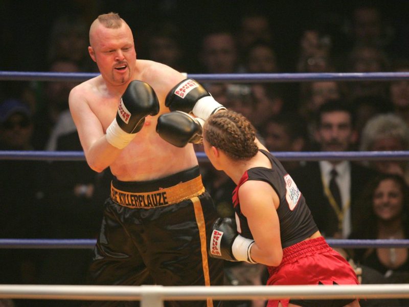 Das bevorstehende Duell zwischen Stefan Raab und Regina Halmich verspricht mehr als nur ein Hau-Drauf.